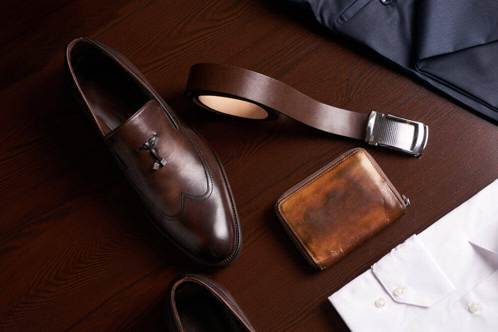 ceinture cuir marron avec portefeuille et chaussures marron cuir